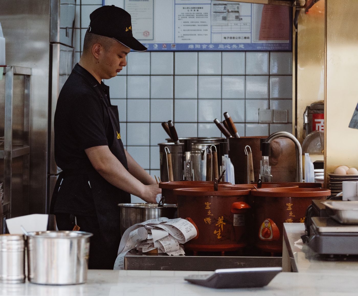 Cocinero preparando alimentos en una cocina profesional