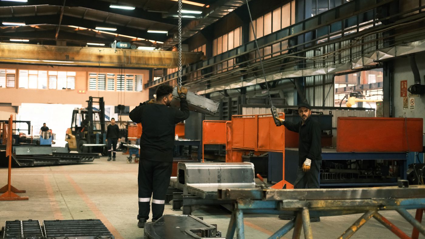 Trabajadores operando maquinaria dentro de una planta industrial